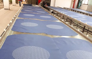 L’impression par sérigraphie sur la pièce de tissu, du sac en cours de production est plus rapide et à meilleur marché comparée à l’impression faite directement sur le produit fini. 